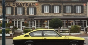 Винтажный Opel Kadett GT/E на улице Парижа